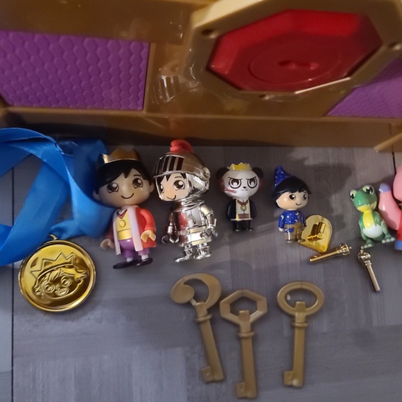 Ryan's World Large Mega Treasure Chest With Keys, Coins Figures, Swords ++++ - Picture 10 of 10